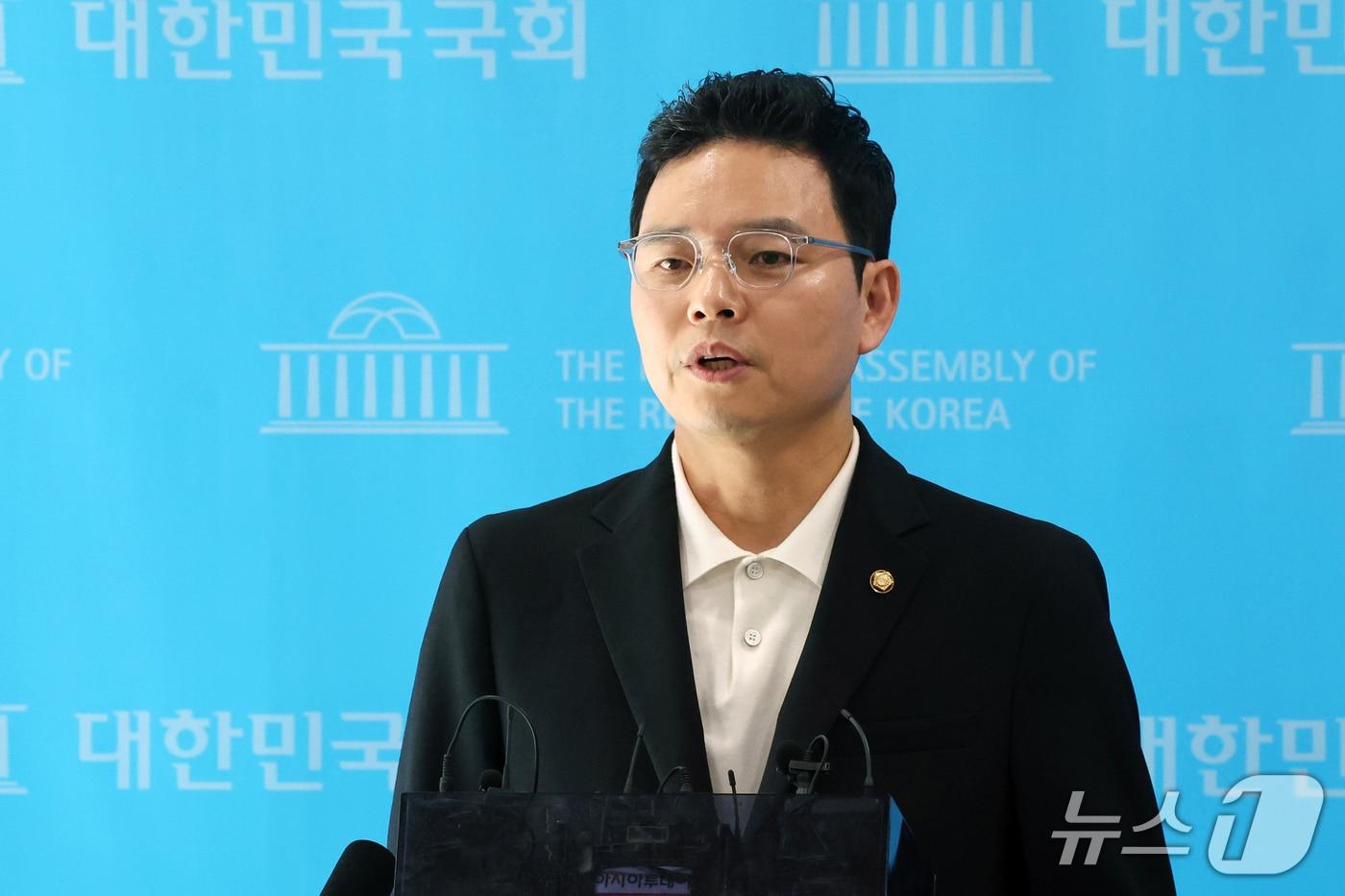 본문 이미지 - 박정훈 국민의힘 의원이 14일 오후 서울 여의도 국회 소통관에서 김승원 법무부 장관 후보자 의혹 관련 기자회견을 마치고 취재진 질문에 답하고 있다. 2026.9.14 ⓒ 뉴스1 황기선 기자