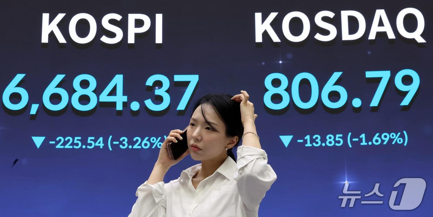 본문 이미지 - 14일 오후 서울 여의도 한국거래소 전광판에 증시 시황이 표시되고 있다. 2026.9.14 ⓒ 뉴스1 김진환 기자