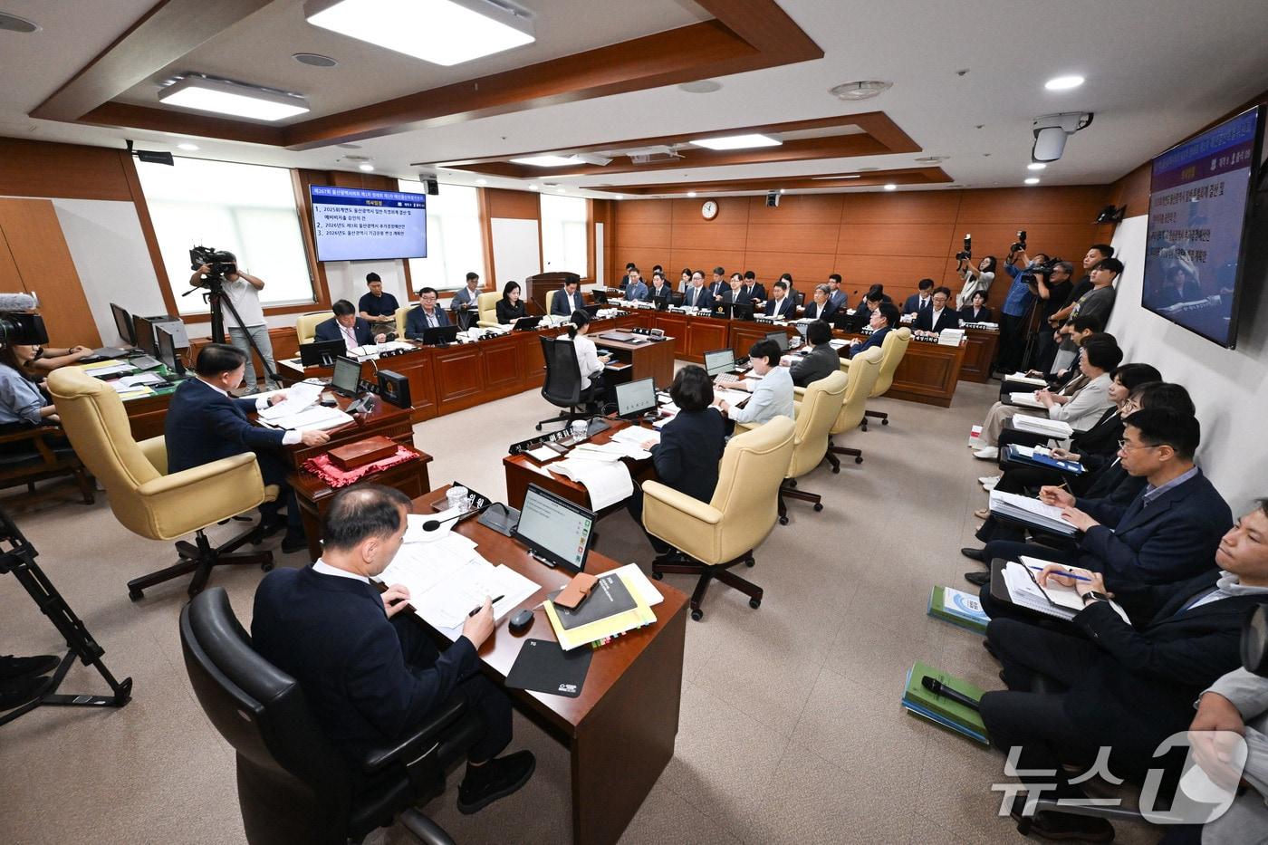 본문 이미지 - 울산광역시의회 예산결산특별위원회가 14일 회의실에서 추가경정예산안 등을 심의하고 있다.(울산시의회 제공. 재판매 및 DB 금지)/뉴스1