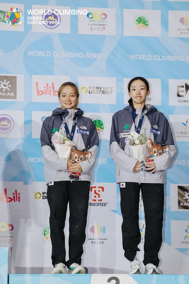 본문 이미지 - 여자 릴레이 3위 성한아름(왼쪽)과 정지민.(대한산악연맹 제공)