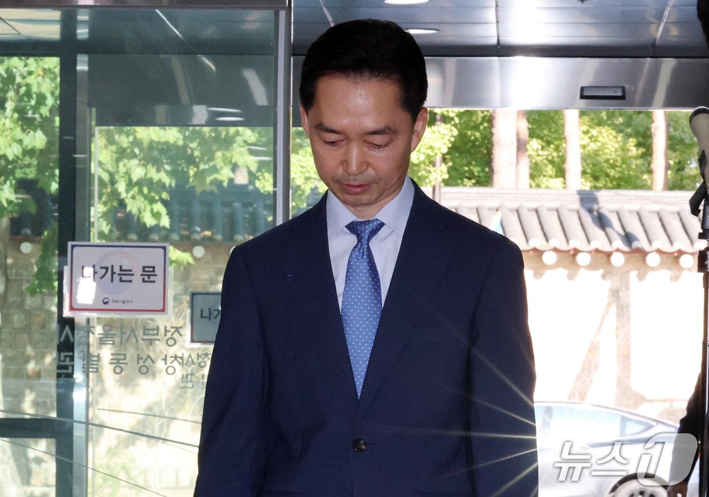 본문 이미지 - 김지용 중대범죄수사청장 후보자가 14일 오후 청문회 준비 사무실이 마련된 서울 종로구 정부서울청사 창성동 별관에 입장 발표를 하기위해 들어서고 있다. 2026.9.14 ⓒ 뉴스1 박세연 기자