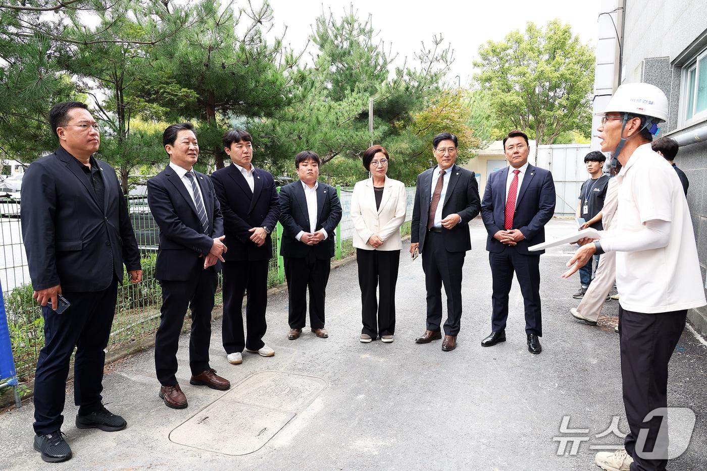 본문 이미지 - 대전시 유성구의회 사회도시위원회 위원들이 현장 점검을 하고 있다.(유성구의회 제공. 재판매 및 DB 금지)