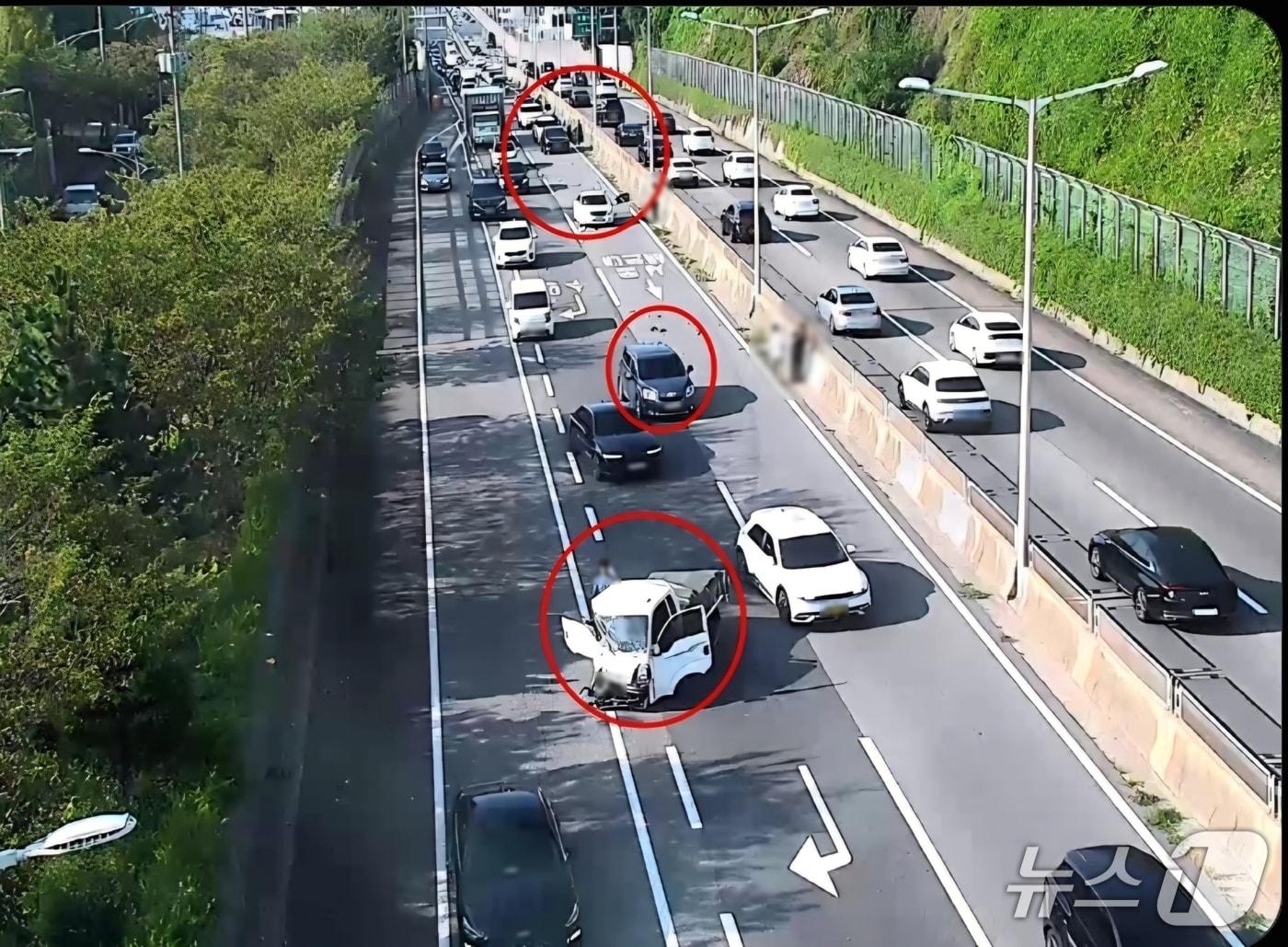 본문 이미지 - 14일 오전 부산 도시고속도로 번영로에서 발생한 차량 10대 연쇄 추돌사고 현장.(부산경찰청 제공. 재판매 및 DB금지)