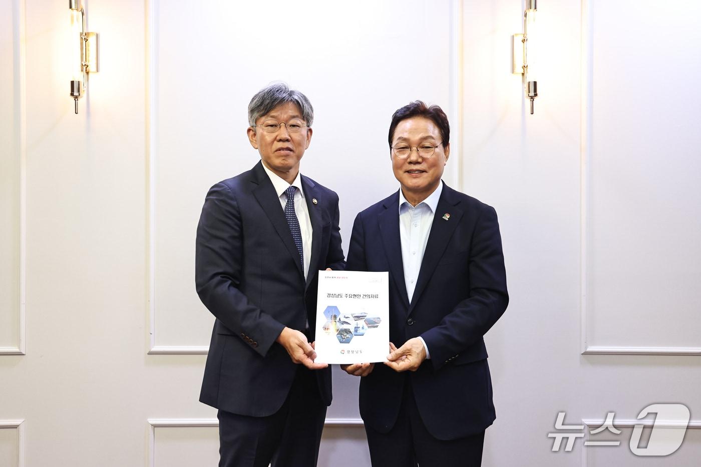 본문 이미지 - 박완수 경남지사가 14일 국회에서 만난 김이탁 국토교통부 제1차관과 기념사진을 촬영하고 있다.(경남도 제공. 재판매 및 DB 금지)