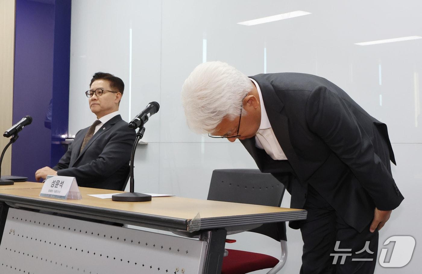 본문 이미지 - 성윤석 유웨이어플라이 대표가 14일 서울 금천구 한국대학교육협의회에서 2027학년도 대학 수시모집 원서 접수 시스템 장애 관련 고개 숙여 사과하고 있다. 2026.9.14 ⓒ 뉴스1 김진환 기자