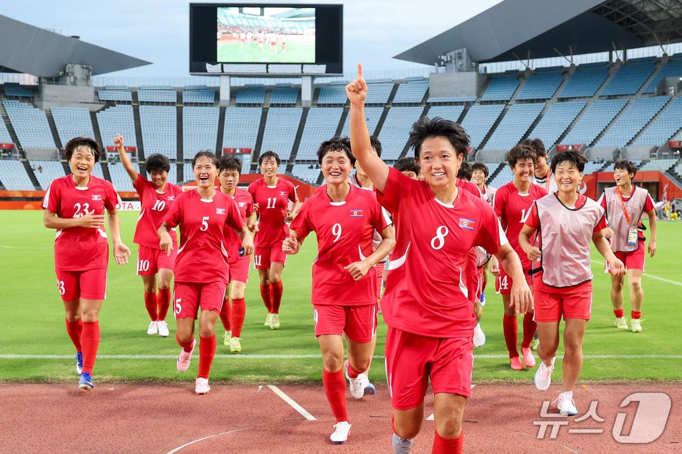 본문 이미지 - 14일 오후 일본 오사카 나가이스타디움에서 열린 2026 아이치·나고야 아시안게임 여자축구 예선 F조 1차전 북한과 방글라데시의 경기, 북한 선수들이 10-0으로 승리하자 기뻐하며 응원단 석으로 향하고 있다. 2026.9.14 ⓒ 뉴스1 안은나 기자