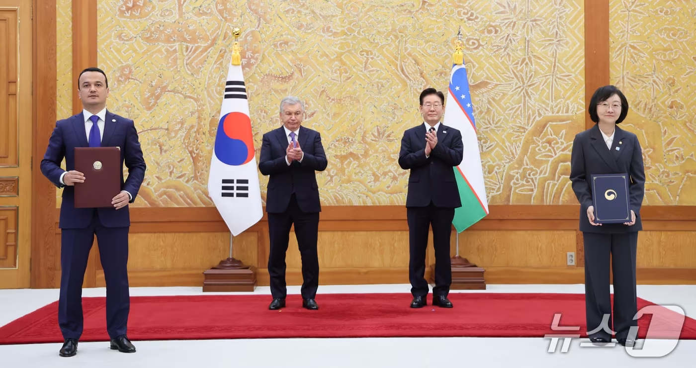 본문 이미지 - 오유경 식품의약안전처장과 라지즈 쿠드라토프 투자산업통상부장관이 14일 청와대에서 이재명 대통령과 샤브카트 미르지요예프 우즈베키스탄 대통령이 임석한 가운데 의료제품 분야 규제 협력에 관한 양해각서를 체결한 뒤 기념촬영을 하고 있다. 2026.9.14 ⓒ 뉴스1 이재명 기자