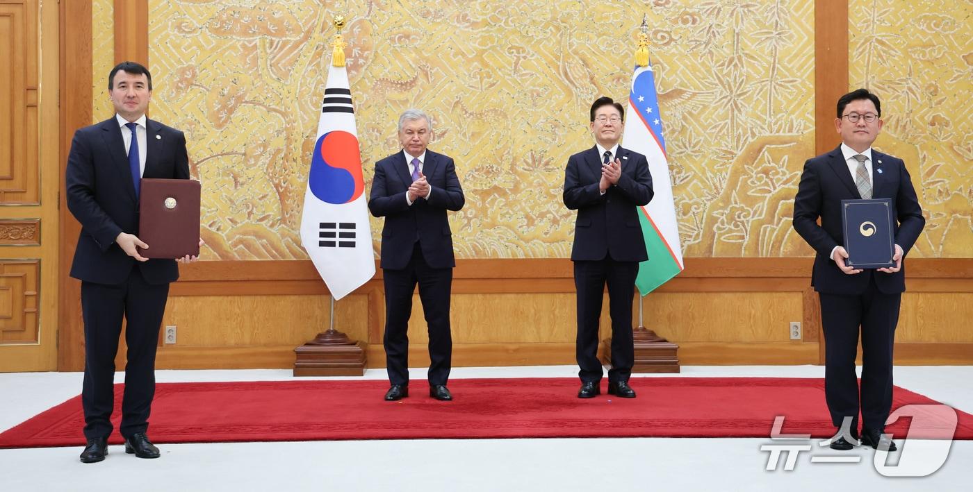 본문 이미지 - 이승돈 농촌진흥청장과 잠시드 호자예프 부총리가 14일 청와대에서 이재명 대통령과 샤브카트 미르지요예프 우즈베키스탄 대통령이 임석한 가운데 농업 분야 협력에 관한 양해각서를 체결한 뒤 기념촬영을 하고 있다. 2026.9.14 ⓒ 뉴스1 이재명 기자