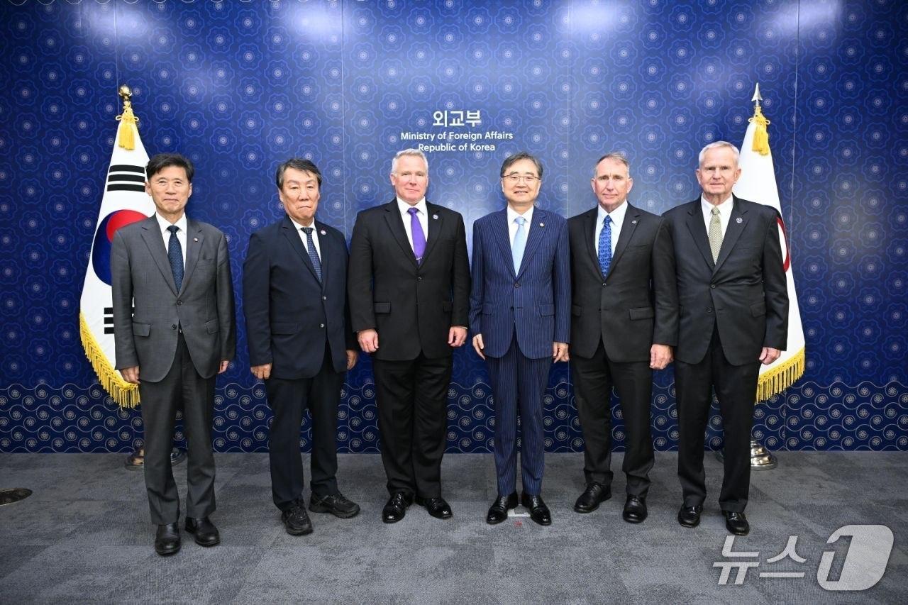 본문 이미지 - 외교부는 이날 조 장관이 방한한 로버트 에이브럼스, 버웰 벨, 폴 라캐머라 전 주한미군사령관 3명과 접견했다고 밝혔다. (외교부 제공)