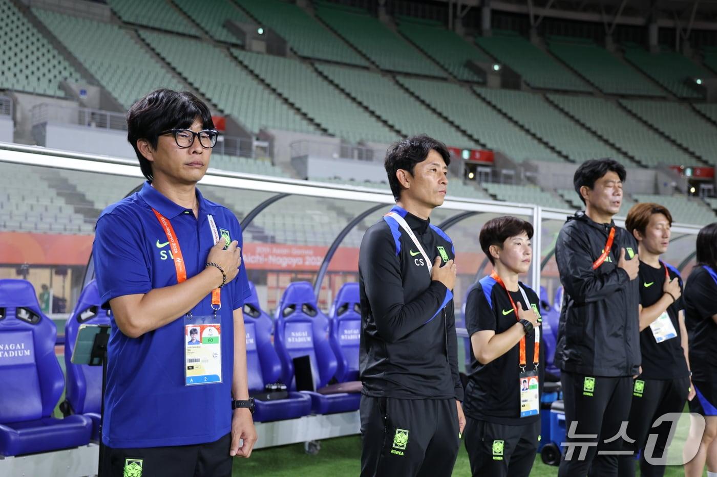 본문 이미지 - 14일 오후 일본 오사카 나가이스타디움에서 열린 2026 아이치·나고야 아시안게임 여자축구 예선 F조 대한민국과 미얀마의 경기, 대한민국 신상우 감독이 국기에 대한 경례를 하고 있다. 2026.9.14 ⓒ 뉴스1 안은나 기자