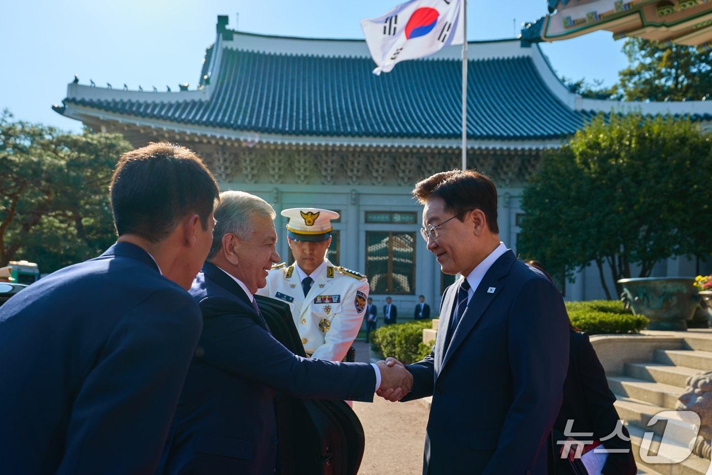본문 이미지 - 이재명 대통령이 14일 청와대에서 국빈 방한한 샤브카트 미르지요예프 우즈베키스탄 대통령을 영접하고 있다. (청와대 제공. 재판매 및 DB 금지) 2026.9.14 ⓒ 뉴스1 이재명 기자