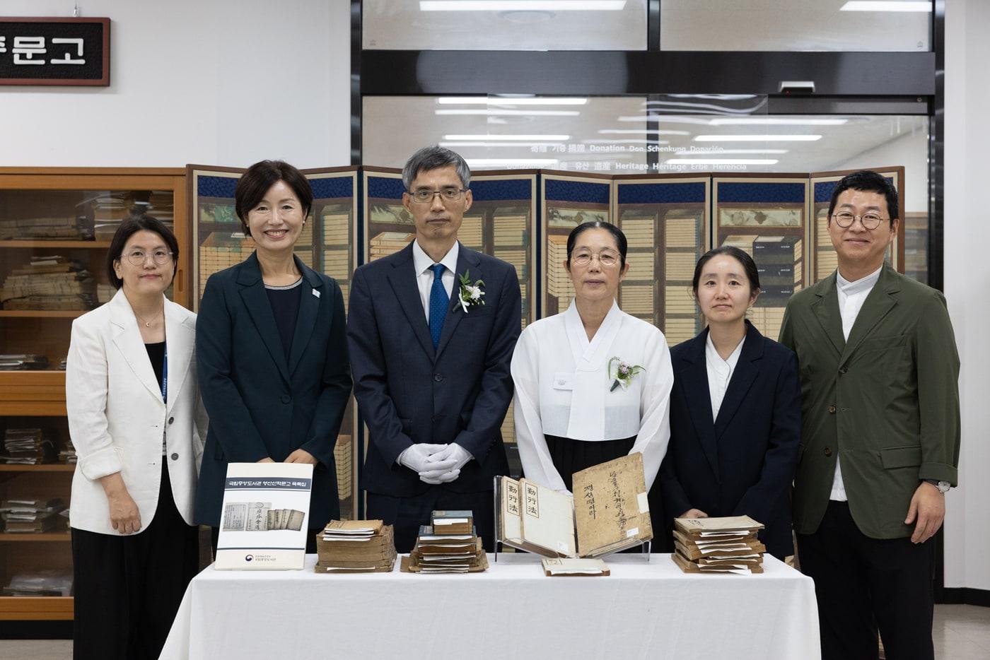 본문 이미지 - 영산선학대학교 문헌자료 기증 행사. (국립중앙도서관 제공)
