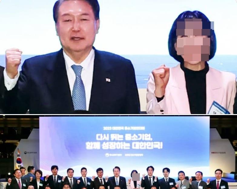 본문 이미지 - 2023년 5월 23일 용산 대통령실에서 열린 중소기업인 초청 행사에서 윤석열 대통령이 '식약청 신약승인 로비' 브로커로 알려진 양 모 씨와 파이팅하고 있는 모습. (SNS 갈무리·재판매 및 DB 금지) ⓒ 뉴스1 