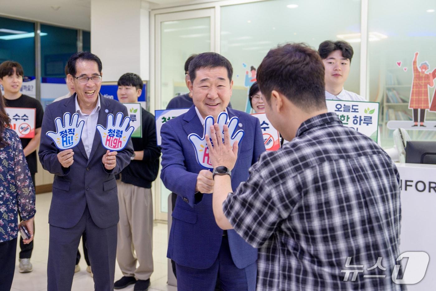 본문 이미지 - 15일 오전 이재영 증평군수가 청렴 의식 제고를 위한 '청렴 하이하이 캠페인'에 참여해 출근길 직원과 하이 파이브를 하고 있다.(증평군 제공. 재판매 및 DB 금지).2026.9.15/뉴스1