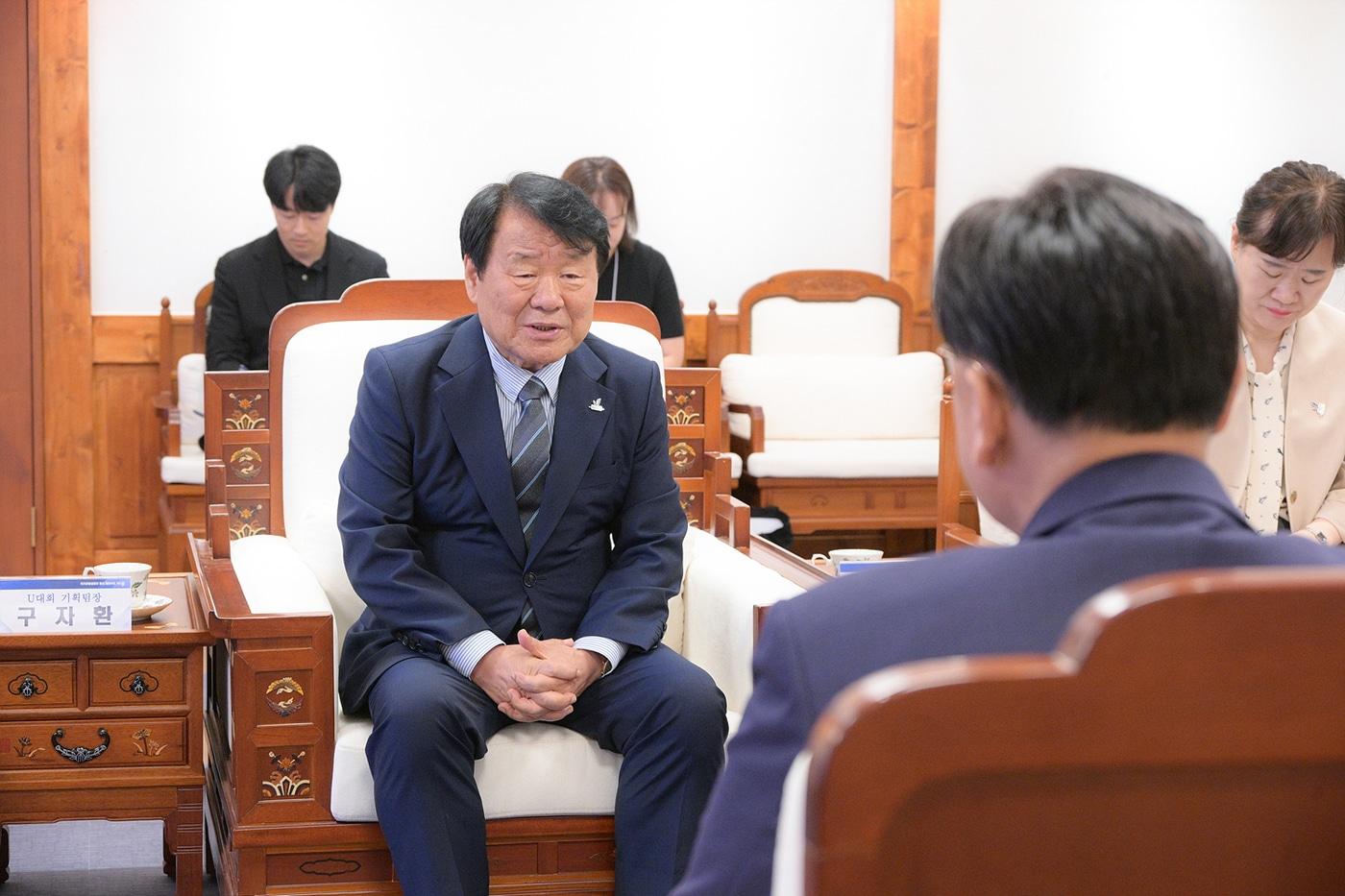 본문 이미지 - 염홍철 2027 충청 유니버시아드 대회조직위원장이 14일 조상호 세종시장과 면담하고 있다.(대회 조직위 제공. 재판매 및 DB 금지)