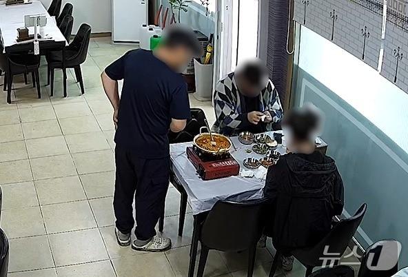 본문 이미지 - 영세식당 공갈 현장 모습.(충북경찰청 제공. 재판매 및 DB 금지) 2026.9.15/뉴스1