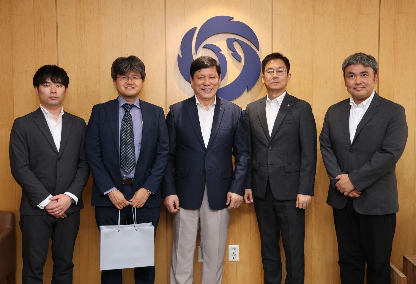 본문 이미지 - 한국야구위원회(KBO)와 일본프로야구(NPB) 요미우리 자이언츠 구단이 만나 KBO리그 마케팅 및 리그 운영 전반에 대한 의견을 나눴다.(KBO 제공)