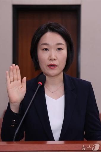 본문 이미지 - 이소영 중소벤처기업부 장관 후보자가 15일 오전 서울 여의도 국회 산업통상자원중소벤처기업위원회에서 열린 인사청문회에서 선서를 하고 있다. 2026.9.15 ⓒ 뉴스1 황기선 기자