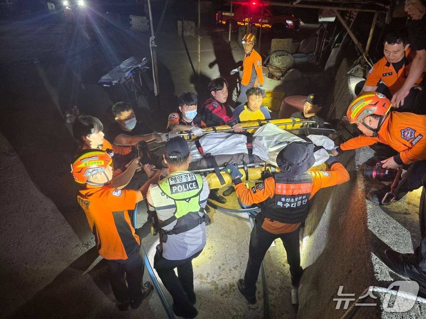 본문 이미지 - 14일 오후 11시 14분경 울산 나사항 북방파제 앞 약 1m 해상에서 물에 빠진 30대 남성을 해경과 소방 당국이 육상으로 인양하고 있다. 2026.9.14(울산해경 제공. 재판매 및 DB 금지)/뉴스1