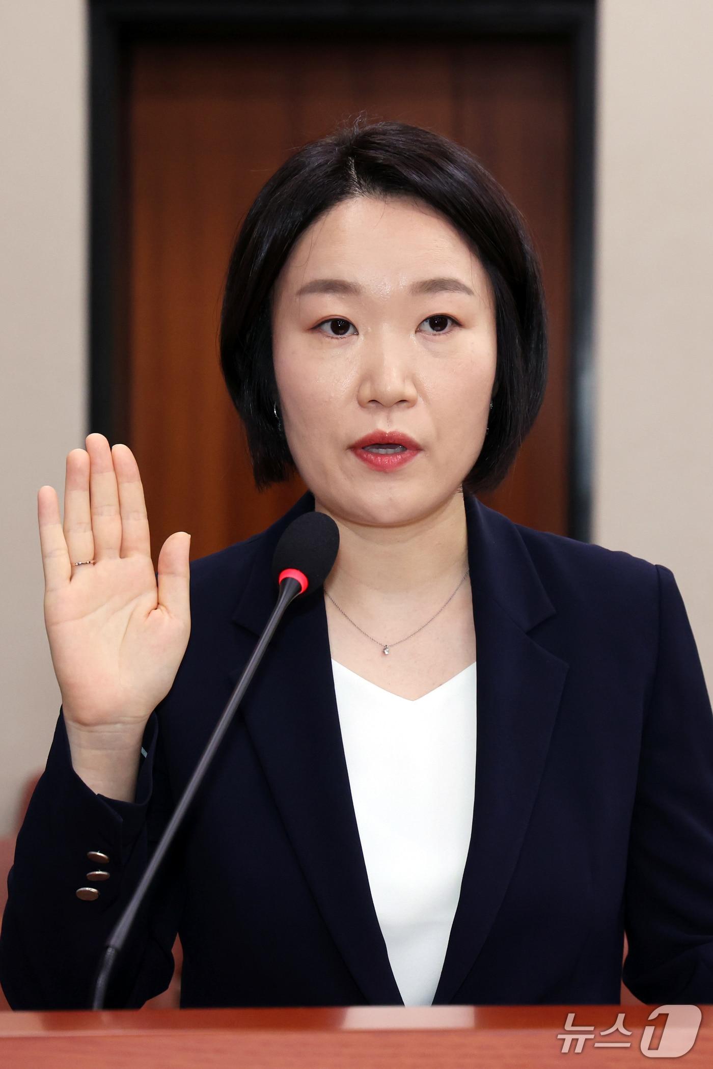 본문 이미지 - 이소영 중소벤처기업부 장관 후보자가 15일 오전 서울 여의도 국회 산업통상자원중소벤처기업위원회에서 열린 인사청문회에서 선서를 하고 있다. 2026.9.15 ⓒ 뉴스1 황기선 기자