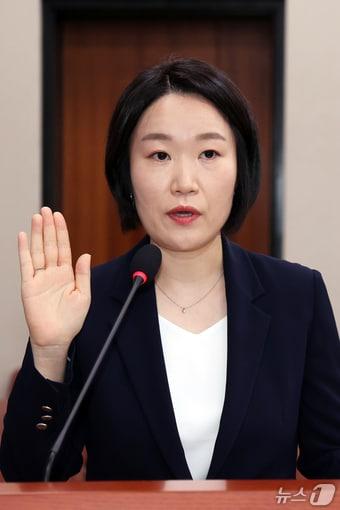 본문 이미지 - 이소영 중소벤처기업부 장관 후보자가 15일 오전 서울 여의도 국회 산업통상자원중소벤처기업위원회에서 열린 인사청문회에서 선서를 하고 있다. 2026.9.15 ⓒ 뉴스1 황기선 기자