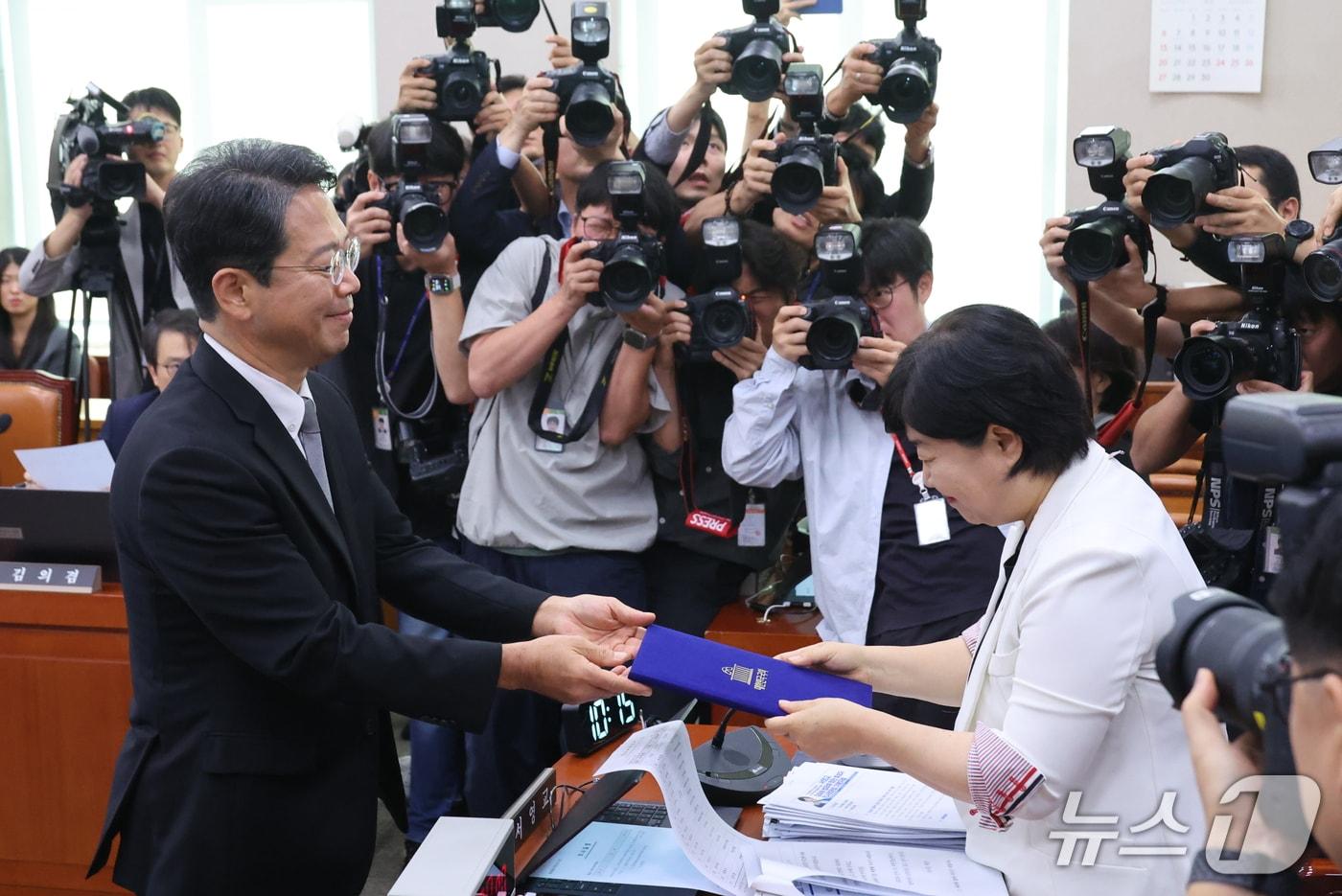 본문 이미지 - 김승원 법무부 장관 후보자가 15일 서울 여의도 국회 법제사법위원회에서 열린 인사청문회에서 서영교 위원장에게 선서문을 제출하고 있다. 2026.9.15 ⓒ 뉴스1 신웅수 기자