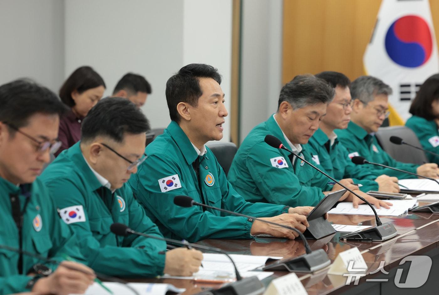 본문 이미지 - 오세훈 서울시장이 15일 오전 서울 중구 서울시청 기획상황실에서 열린 시내버스 파업 관련 긴급 대책회의에 참석해 모두발언을 하고 있다. 2026.9.15 ⓒ 뉴스1 권현진 기자