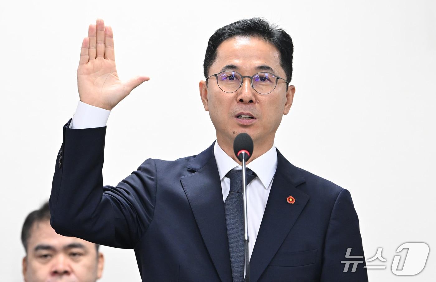 본문 이미지 - 김도영 제주특별자치도개발공사 사장 후보자가 15일 오전 제주도의회에서 열린 인사청문회에서 선서하고 있다.(제주도의회 제공, 재판매 및 DB 금지)/뉴스1