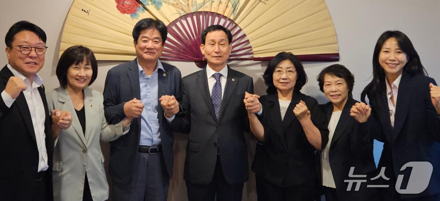 본문 이미지 - 강무길 부산시의회 의장과 더불어민주당 소속 시의원들이 '여야 협치 간담회' 정례 개최에 뜻을 모은 뒤 기념촬영을 하고 있다.(부산시의회 제공. 재판매 및 DB금지)