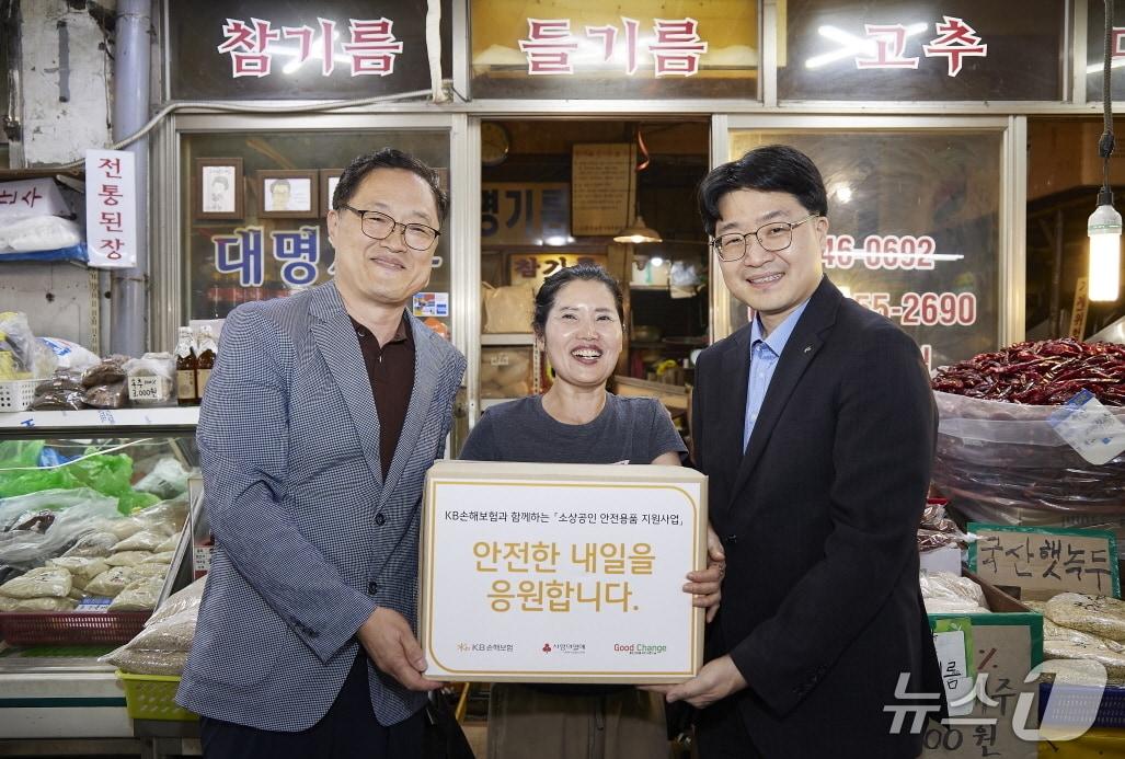 본문 이미지 - KB손해보험이 15일 추석 명절을 앞두고 전통시장과 소상공인을 대상으로 화재 예방과 안전환경 조성에 나선다고 밝혔다./사진제공=KB손해보험