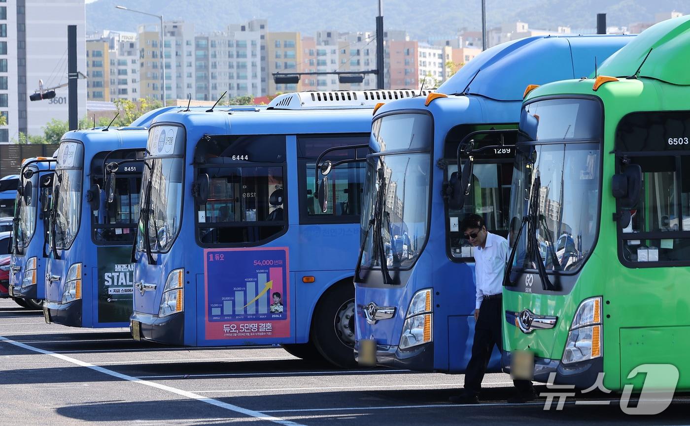 본문 이미지 - 서울 시내버스 노조의 파업 예고일을 하루 앞둔 15일 서울 시내 한 공영차고지에 버스가 세워져 있다. 2026.9.15 ⓒ 뉴스1 김성진 기자
