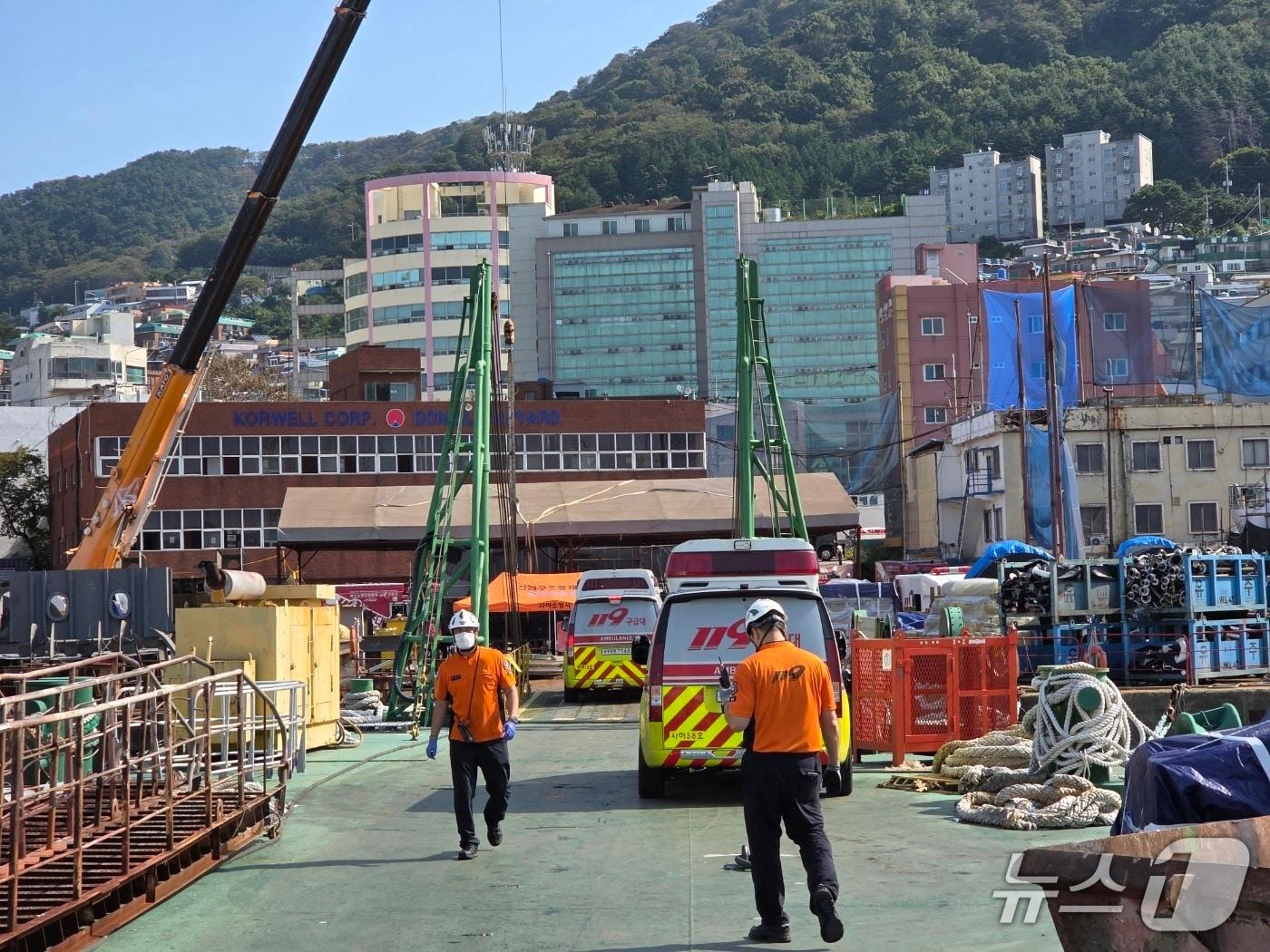 본문 이미지 - 15일 부산 감천항에서 가스누출 사고로 119가 출동한 모습 (소방 제공. 재판매 및 DB 금지)