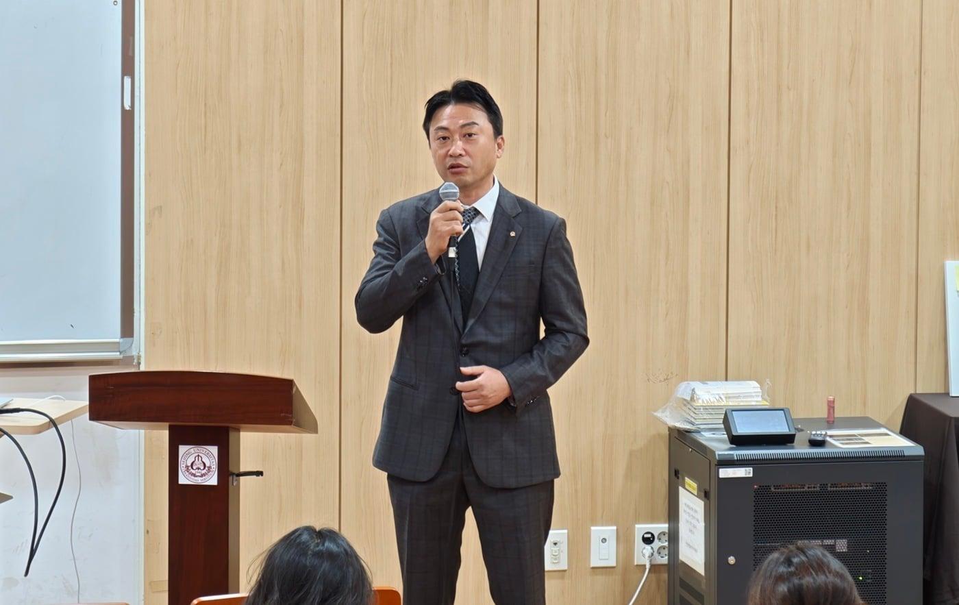 본문 이미지 - 황정연 서울시수의사회 회장이 지난 13일 열린 '2026 한국고양이수의사회 캣캠프'에 참석해 회원들에게 개별 동물병원 진료비 공개에 대한 의견 개진을 당부하고 있다(수의사회 제공). ⓒ 뉴스1