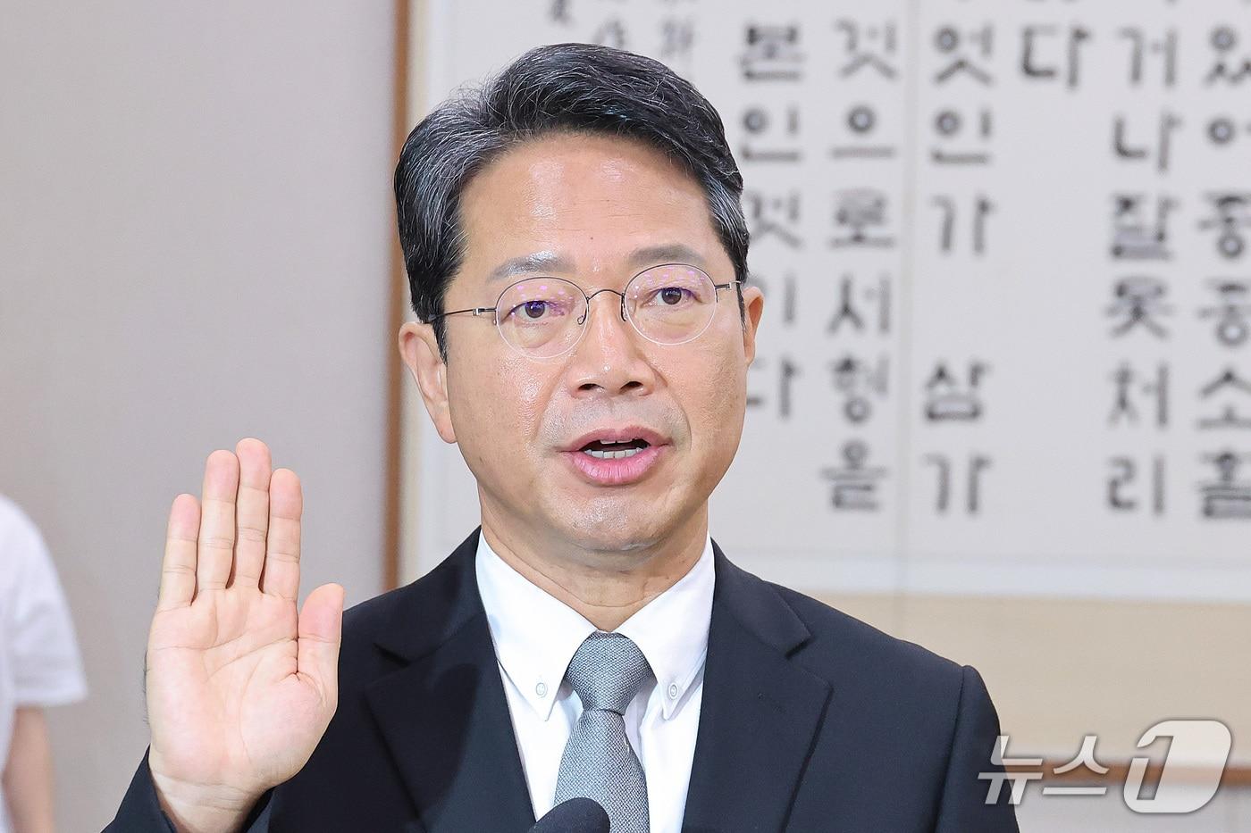 본문 이미지 - 김승원 법무부 장관 후보자가 15일 서울 여의도 국회 법제사법위원회에서 열린 인사청문회에서 선서하고 있다. 2026.9.15 ⓒ 뉴스1 신웅수 기자