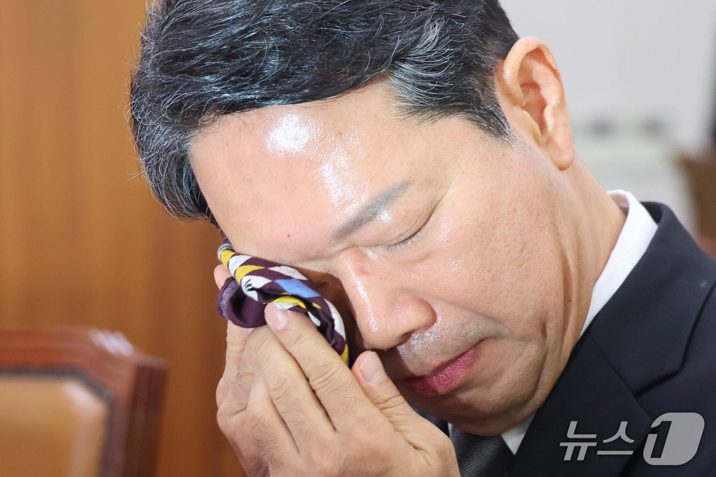 본문 이미지 - 김승원 법무부 장관 후보자가 15일 서울 여의도 국회 법제사법위원회에서 열린 인사청문회에서 발언 후 손수건으로 눈가를 닦고 있다. 2026.9.15 ⓒ 뉴스1 신웅수 기자