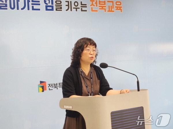 본문 이미지 - 배헌미 전북교육청 창의인재교육과 장학관은 15일 도교육청에서 브리핑을 열고 전북과학고의 영재학교 전환 추진에 대해 설명하고 있다./뉴스1