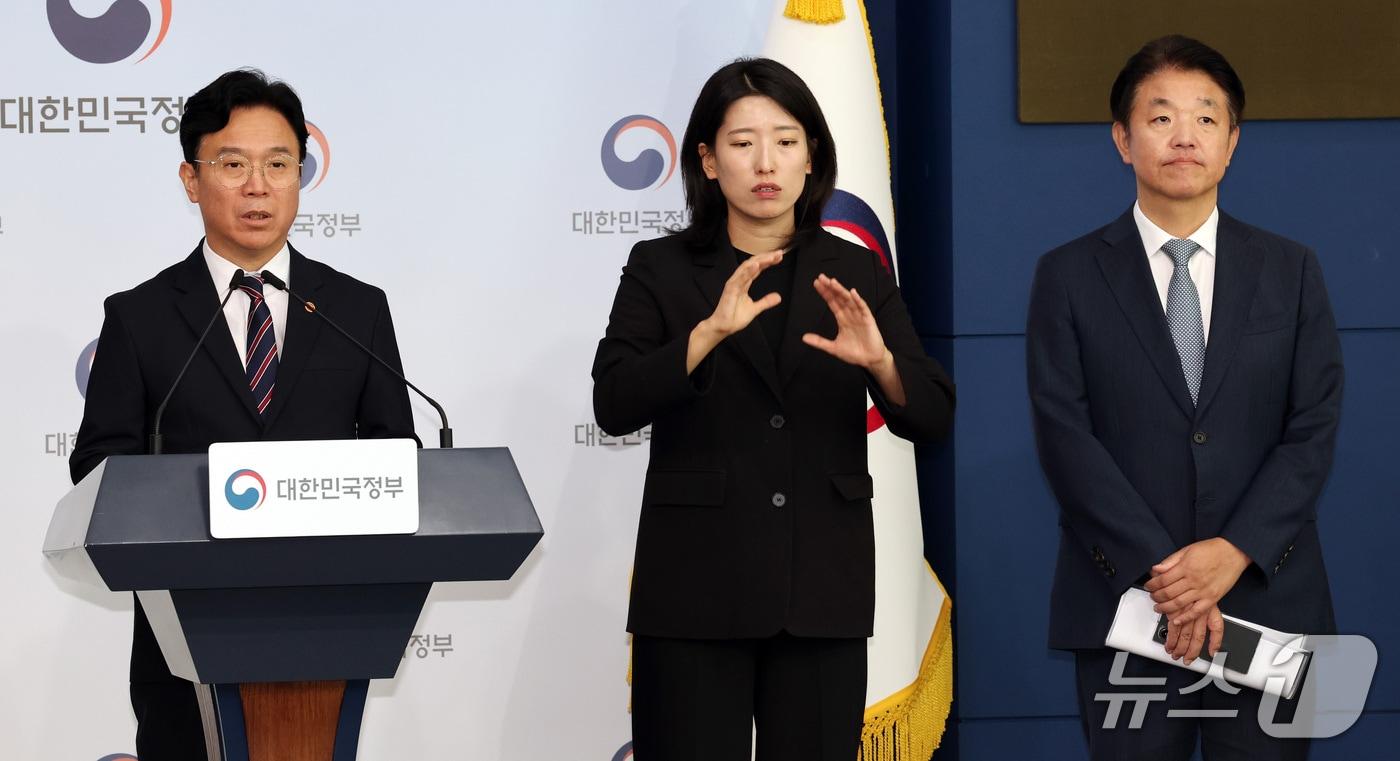 본문 이미지 - 김영훈 고용노동부 장관이 지난달 15일 서울 종로구 정부서울청사에서 메가특구 특별법 관련 사회적 대화 제안 브리핑을 하고 있다. 김 장관은 메가특구특별법 노동 특례에 대한 '원포인트 사회적 대화'를 제안했다. 2026.9.15 ⓒ 뉴스1 이종덕 기자