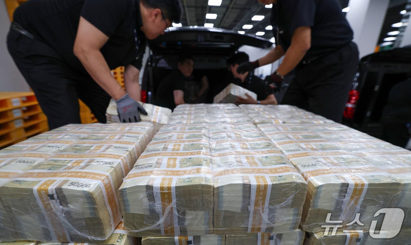 본문 이미지 - 15일 서울 중구 한국은행 화폐수납장에서 관계자들이 추석 화폐 공급을 하고 있다. 2026.9.15 ⓒ 뉴스1 사진공동취재단