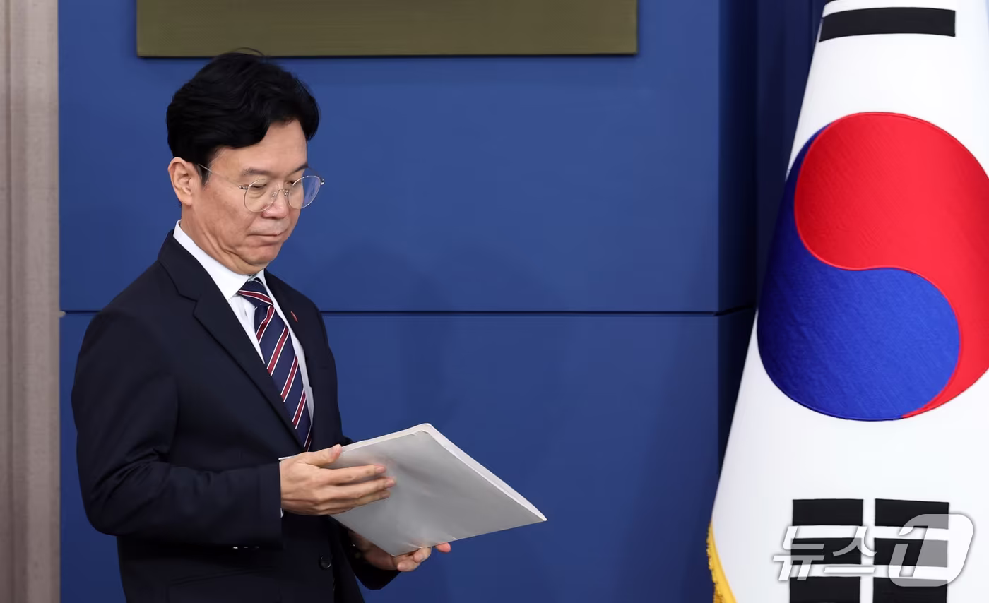 본문 이미지 - 김영훈 고용노동부 장관이 9월 15일 서울 종로구 정부서울청사에서 메가특구 특별법 관련 사회적 대화 제안 브리핑을 하고 있다. 김 장관은 메가특구특별법 노동 특례에 대한 '원포인트 사회적 대화'를 제안했다. 2026.9.15 ⓒ 뉴스1 이종덕 기자