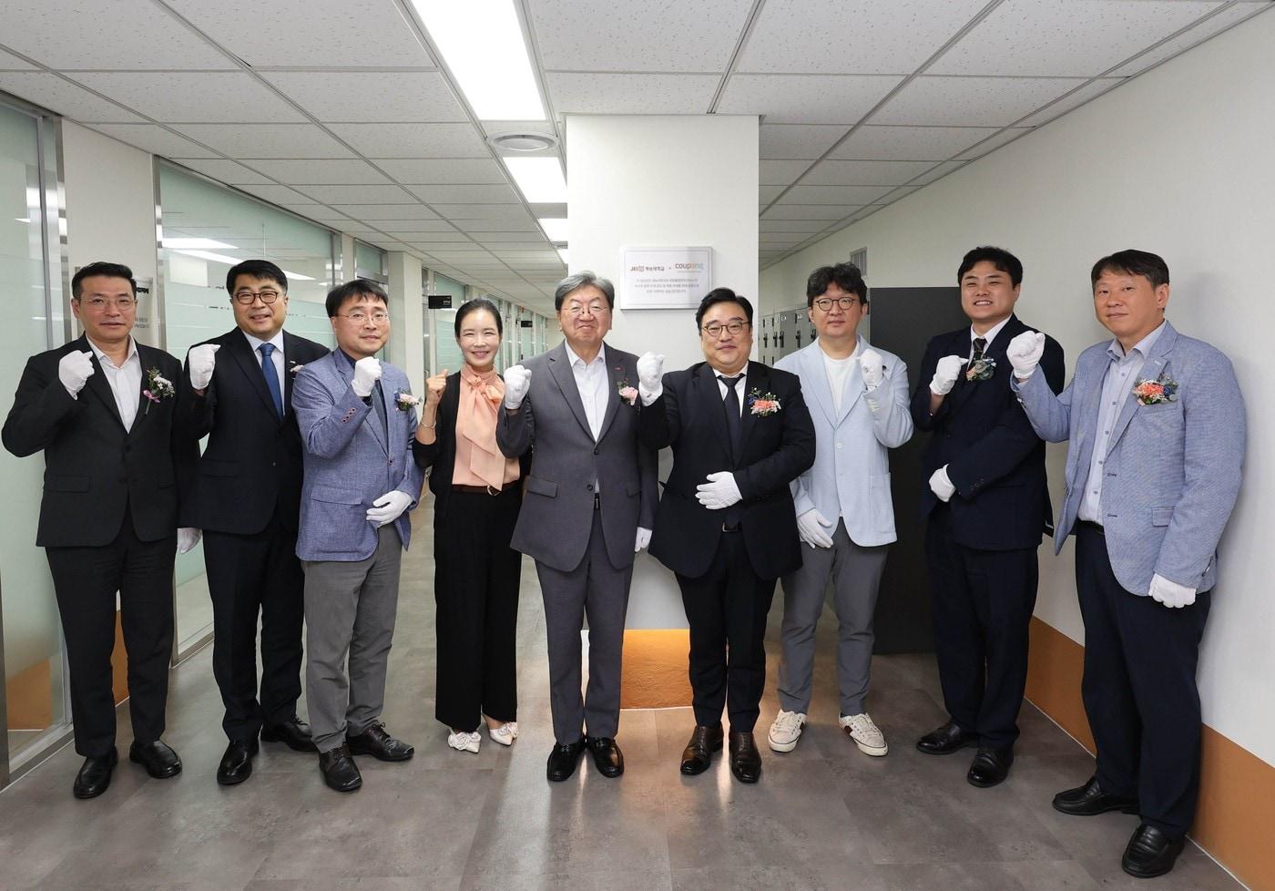 본문 이미지 - 박수현 CFS 최고인사책임자(오른쪽 네 번째)와 이남식 재능대학교 총장(왼쪽 다섯 번째)이 14일 재능대에서 열린 'CFS 산학협력 실습실' 현판식에서 기념촬영을 하고 있다.(쿠팡 제공)
