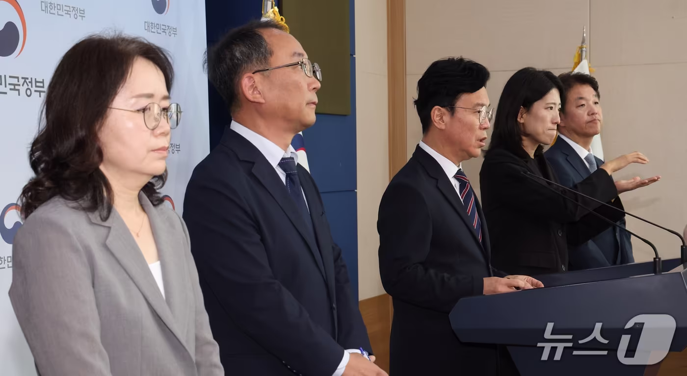 본문 이미지 - 김영훈 고용노동부 장관이 지난 9월 15일 서울 종로구 정부서울청사에서 메가특구 특별법 관련 사회적 대화 제안 브리핑을 하고 있다. 김 장관은 메가특구특별법 노동 특례에 대한 '원포인트 사회적 대화'를 제안했다. 2026.9.15 ⓒ 뉴스1 이종덕 기자