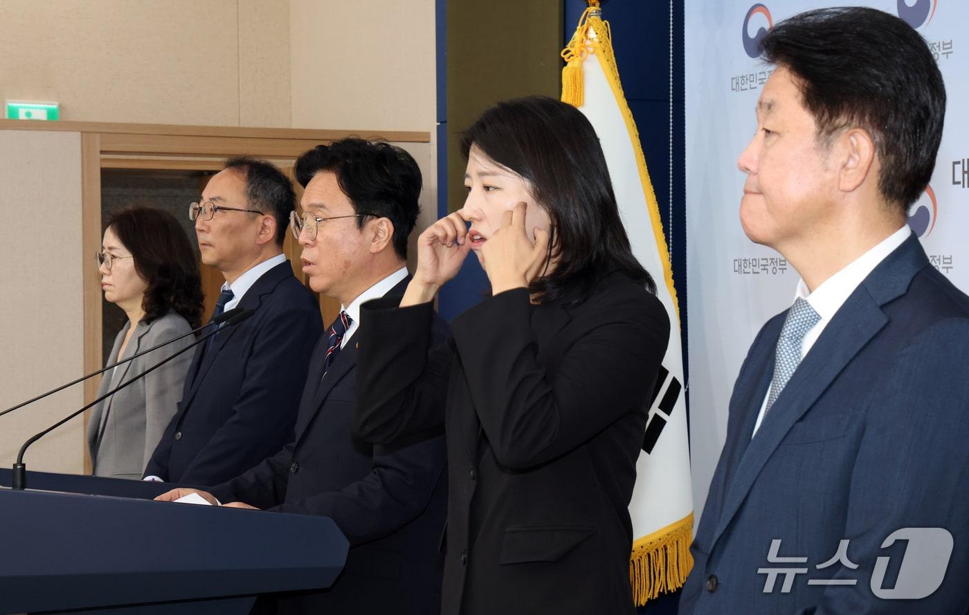 본문 이미지 - 김영훈 고용노동부 장관이 15일 서울 종로구 정부서울청사에서 메가특구 특별법 관련 사회적 대화 제안 브리핑을 하고 있다. 김 장관은 메가특구특별법 노동 특례에 대한 '원포인트 사회적 대화'를 제안했다. 2026.9.15 ⓒ 뉴스1 이종덕 기자