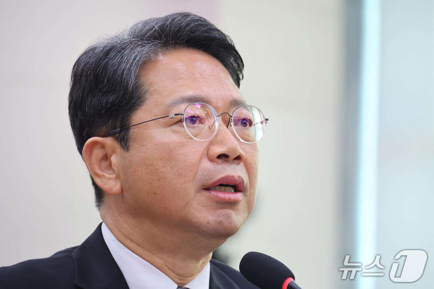 본문 이미지 - 김승원 법무부 장관 후보자가 15일 서울 여의도 국회 법제사법위원회에서 열린 인사청문회에서 의원 질의에 답변하고 있다. 2026.9.15 ⓒ 뉴스1 신웅수 기자