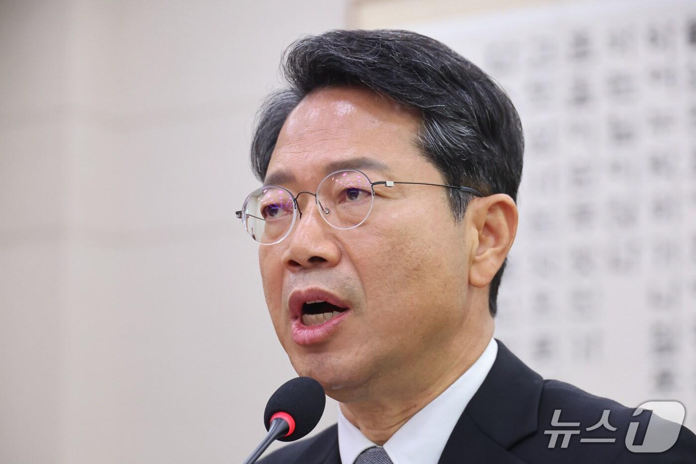 본문 이미지 - 김승원 법무부 장관 후보자가 15일 서울 여의도 국회 법제사법위원회에서 열린 인사청문회에서 의원 질의에 답변하고 있다. 2026.9.15 ⓒ 뉴스1 신웅수 기자