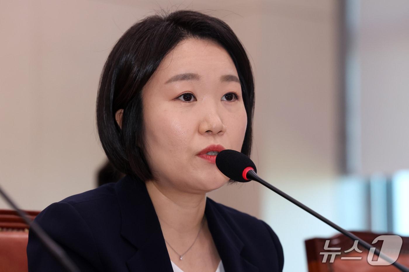 본문 이미지 - 이소영 중소벤처기업부 장관 후보자가 15일 오전 서울 여의도 국회 산업통상자원중소벤처기업위원회에서 열린 인사청문회에서 의원 질의에 답하고 있다. 2026.9.15 ⓒ 뉴스1 황기선 기자