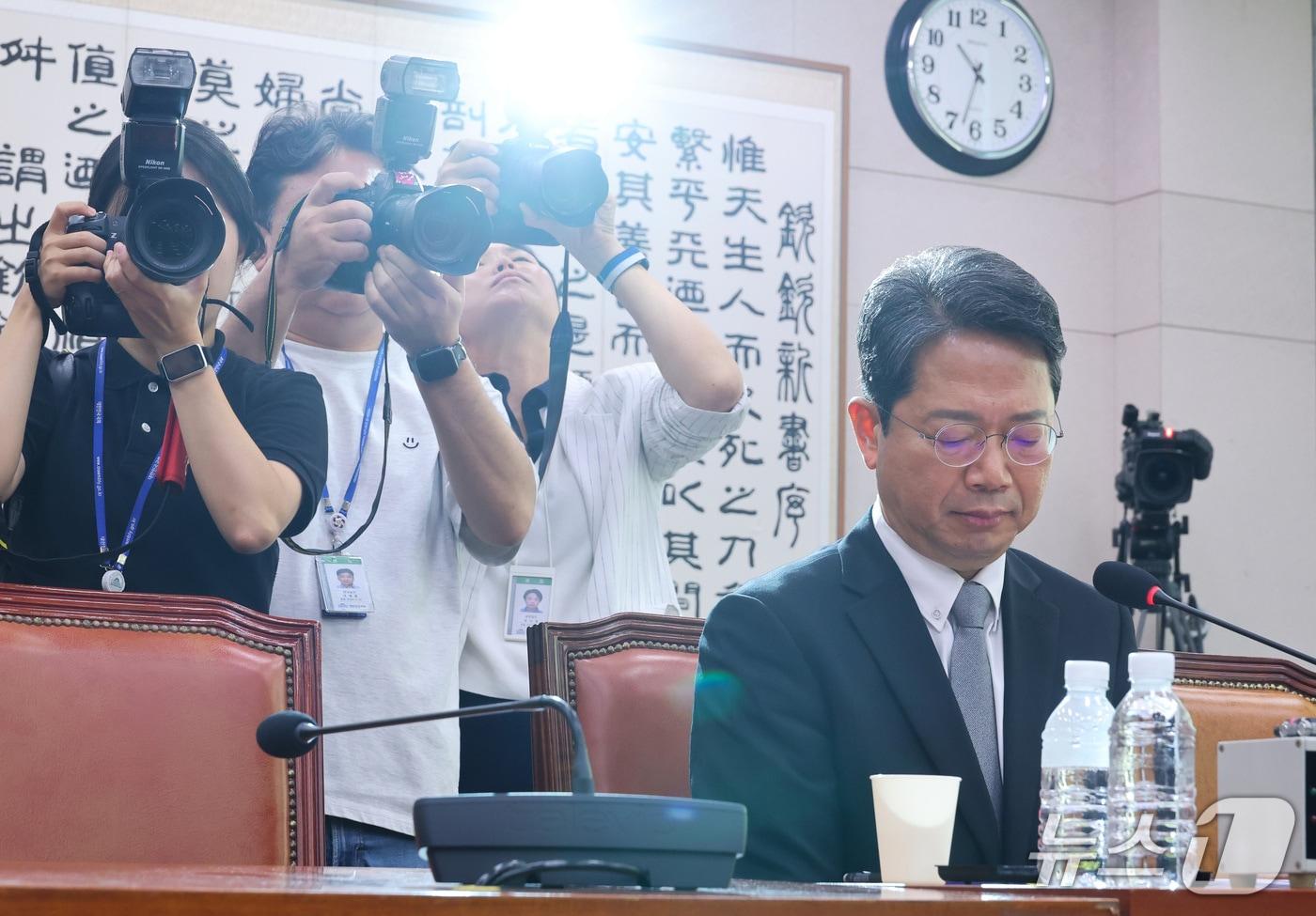 본문 이미지 - 김승원 법무부 장관 후보자가 15일 서울 여의도 국회 법제사법위원회에서 열린 인사청문회에서 생각에 잠겨 있다. 2026.9.15 ⓒ 뉴스1 신웅수 기자