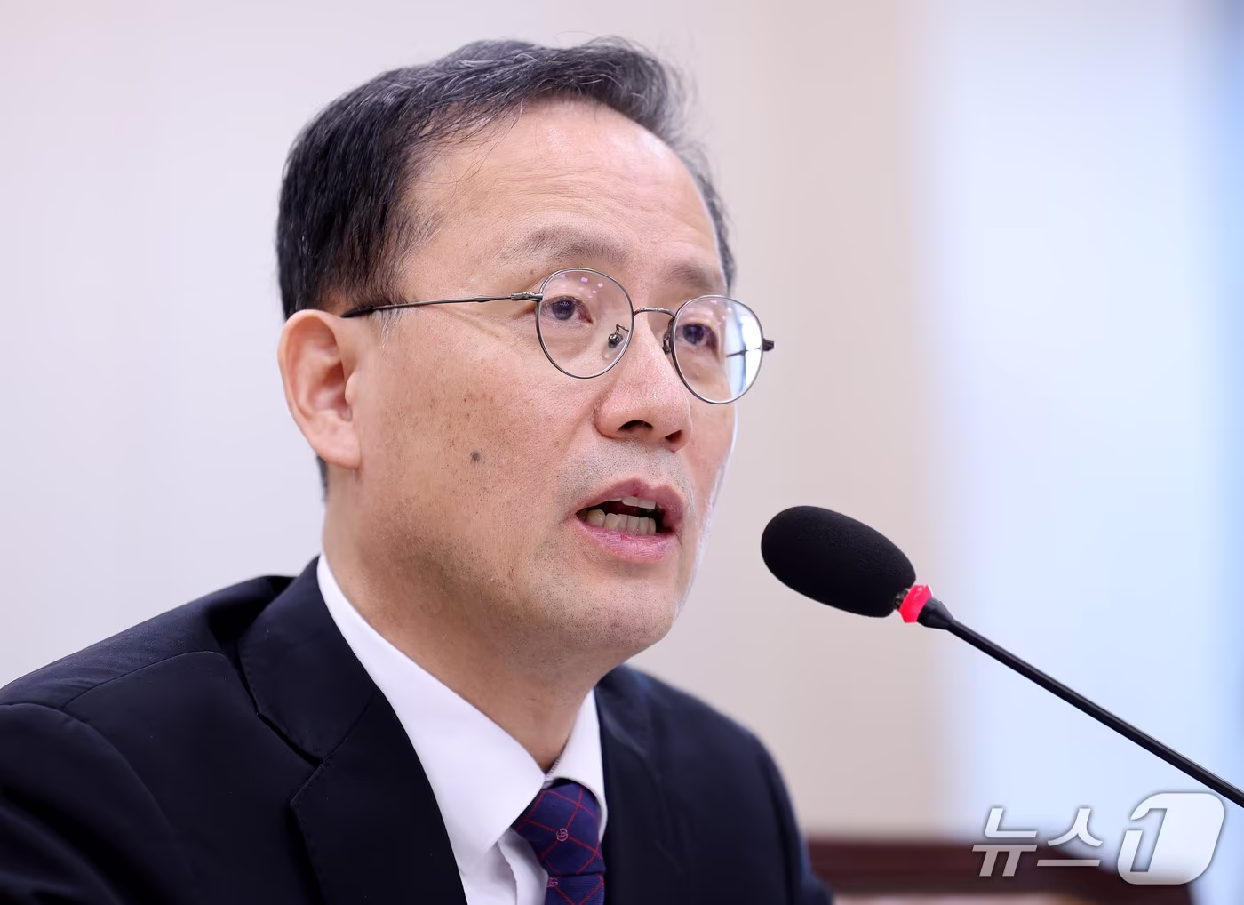 본문 이미지 - 이형일 부총리 겸 재정경제부 장관 후보자가 15일 서울 여의도 국회에서 열린 인사청문회에서 의원들 질의에 답변하고 있다. 2026.9.15 ⓒ 뉴스1 박지혜 기자
