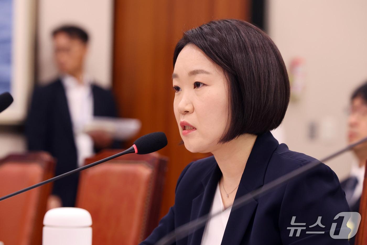 본문 이미지 - 이소영 중소벤처기업부 장관 후보자가 15일 오전 서울 여의도 국회 산업통상자원중소벤처기업위원회에서 열린 인사청문회에서 의원 질의에 답하고 있다. ⓒ 뉴스1 황기선 기자