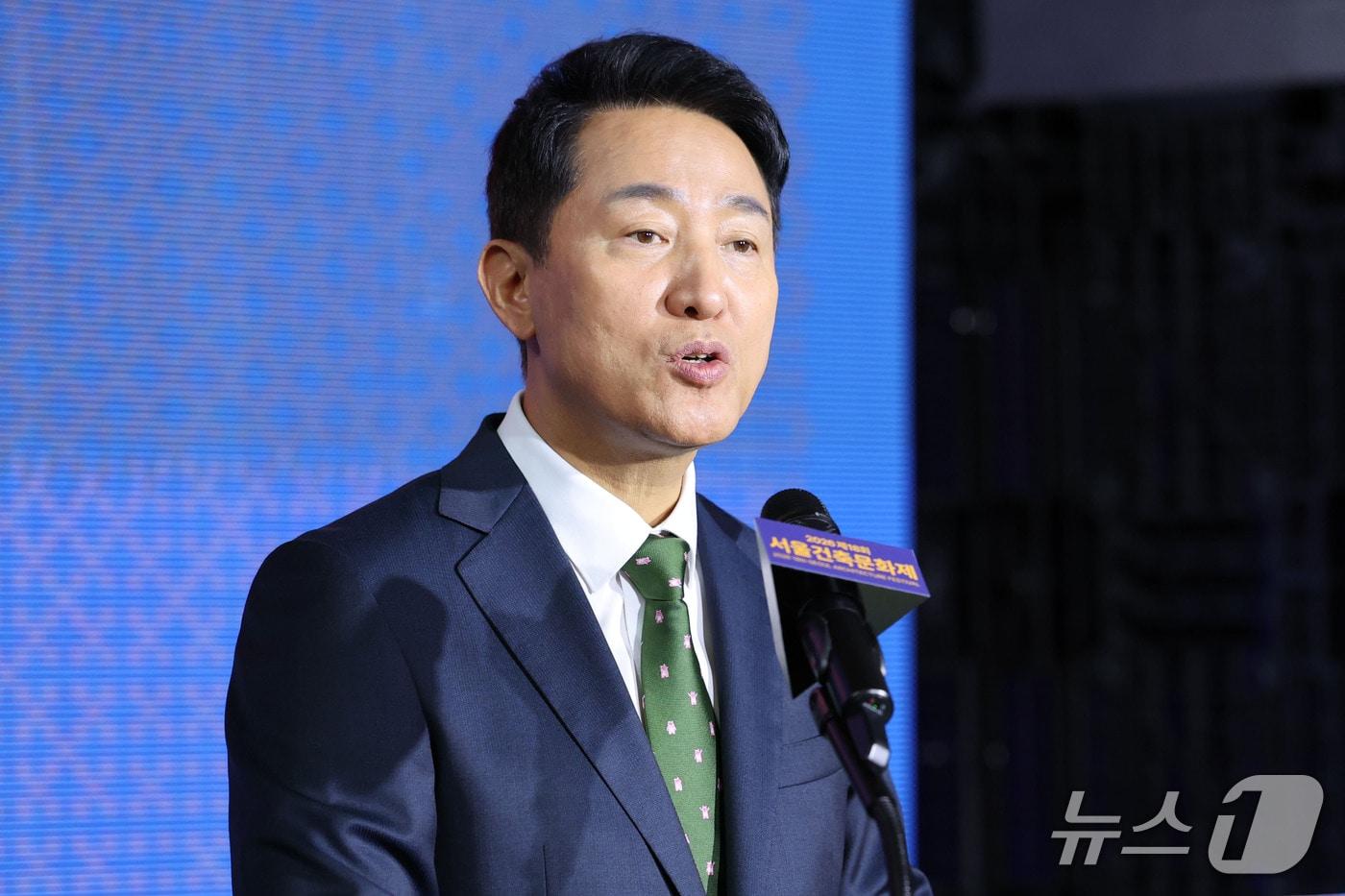 본문 이미지 - 오세훈 서울시장이 15일 오전 서울 중구 서울도시건축전시관에서 열린 2026 제18회 서울건축문화제에 참석해 인사말을 하고 있다. 2026.9.15 ⓒ 뉴스1 이광호 기자