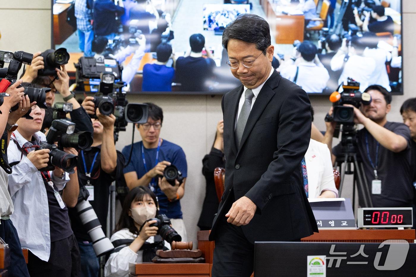 본문 이미지 - 김승원 법무부 장관 후보자가 15일 서울 여의도 국회 법제사법위원회 인사청문회에 출석해 선서문을 서영교 위원장에게 전달한 후 자리로 이동하고 있다. ⓒ 뉴스1 유승관 기자